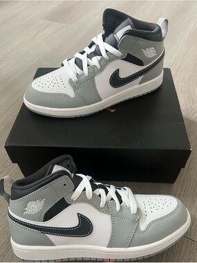 Jordan 1 Mid Light Smoke Grey